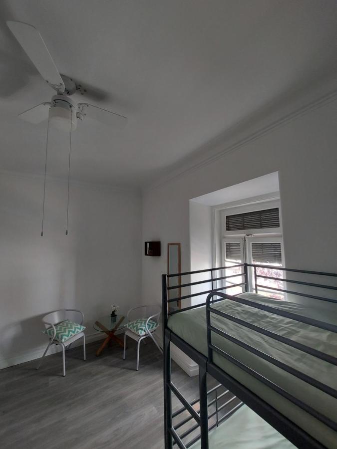Cama num Dormitório Misto com 8 Camas