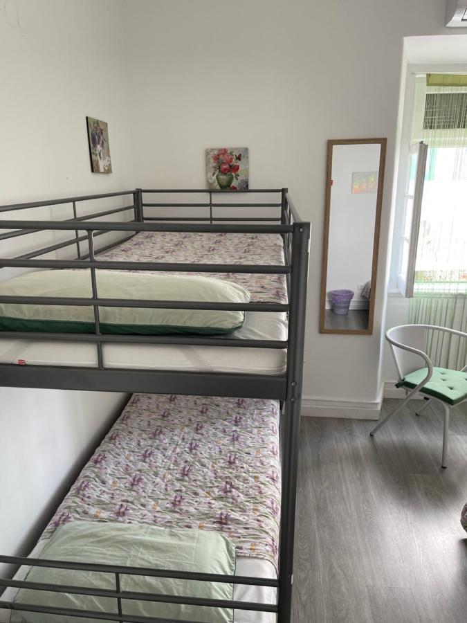 Cama num Dormitório Misto com 4 Camas