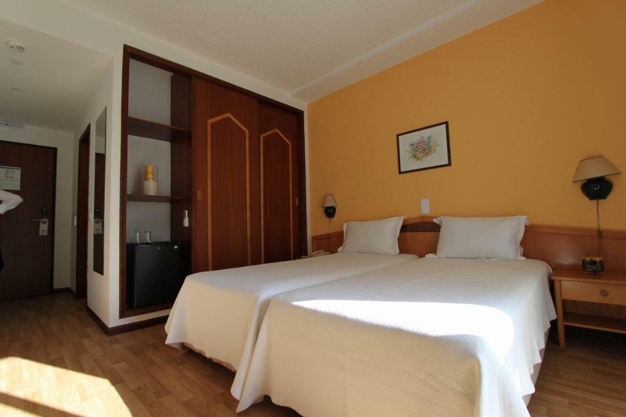 Quarto Twin com Vista Mar Parcial