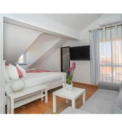 Faustina'S Place-3